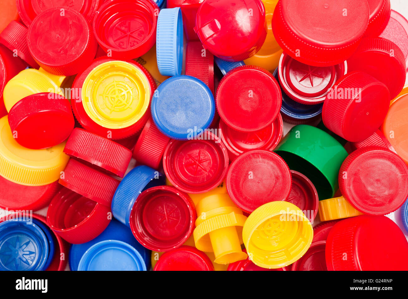 Contexte Les capsules en plastique prêt pour le recyclage Banque D'Images
