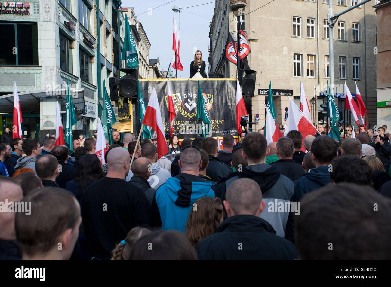 Wroclaw, Pologne. 1er mai 2016. Joanna Helcyk prononce une allocution lors d'ONR (Camp Radical National) protester à Wroclaw. Banque D'Images