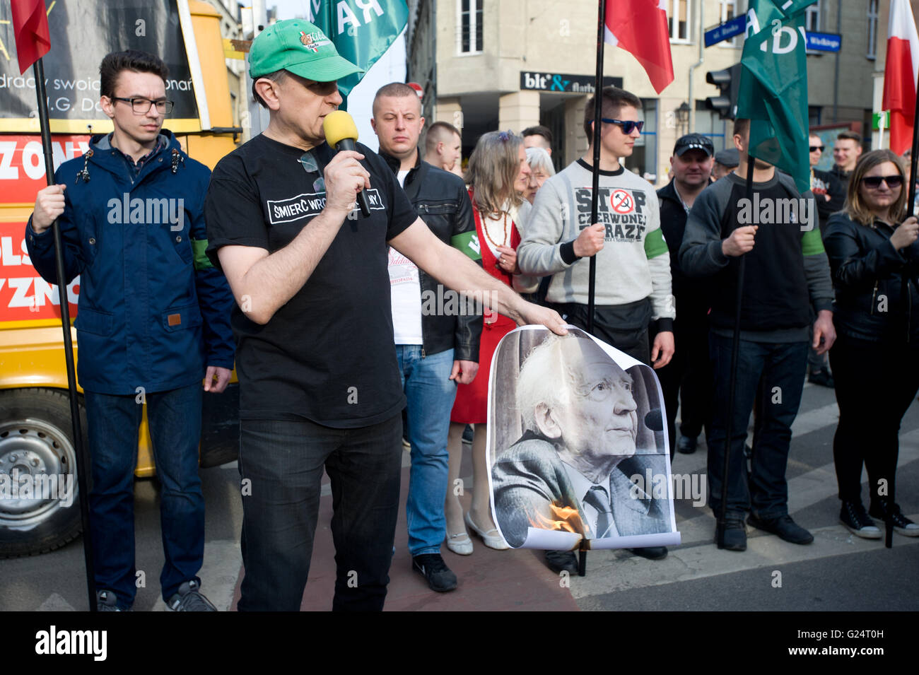 Wroclaw, Pologne. 1er mai 2016. Zielinski romain burns photo de Zygmunt Bauman au cours de la protestation de l'ONR à Wroclaw. Banque D'Images