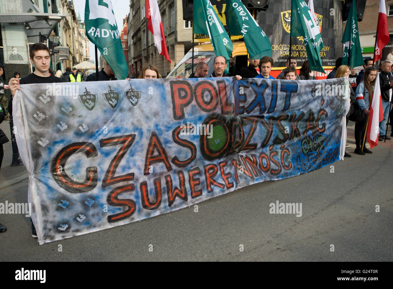 Wroclaw, Pologne. 1er mai 2016. Les membres du Camp Radical National (ONR) mars dans les rues de Wroclaw. Banque D'Images