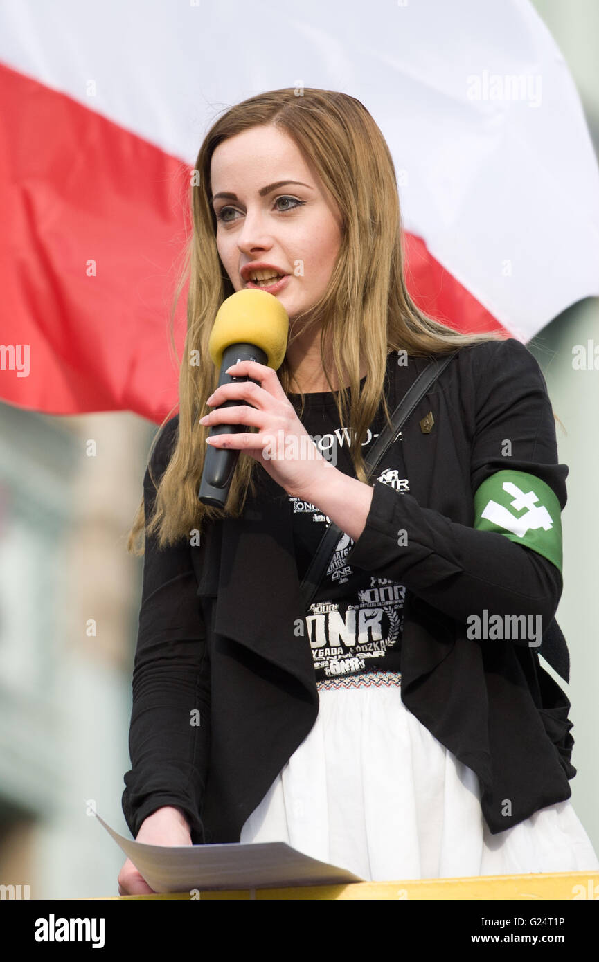 Wroclaw, Pologne. 1er mai 2016. Joanna Helcyk prononce une allocution lors d'ONR (Camp Radical National) protester à Wroclaw. Banque D'Images