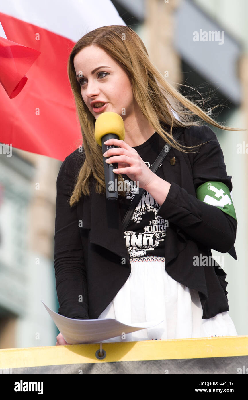 Wroclaw, Pologne. 1er mai 2016. Joanna Helcyk prononce une allocution lors d'ONR (Camp Radical National) protester à Wroclaw. Banque D'Images