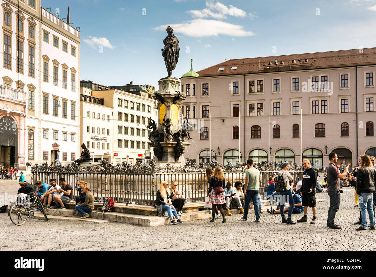 AUGSBURG, ALLEMAGNE - 30 avril : les jeunes assis à la place de la Vieille-Ville de Augsburg, Allemagne le 30 avril 2016. Banque D'Images