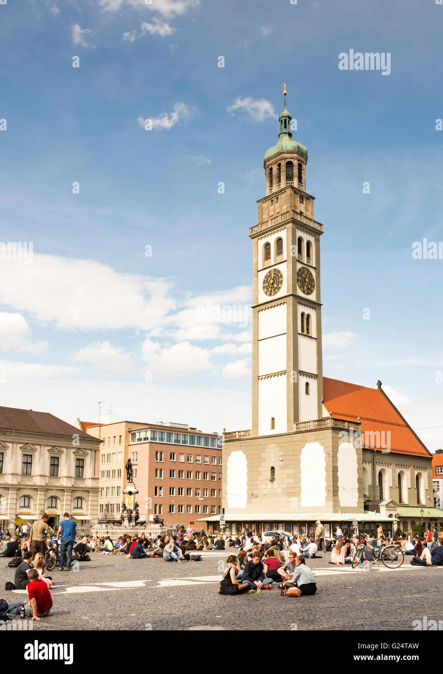 AUGSBURG, ALLEMAGNE - 30 avril : les jeunes assis à la place de la Vieille-Ville de Augsburg, Allemagne le 30 avril 2016. Banque D'Images