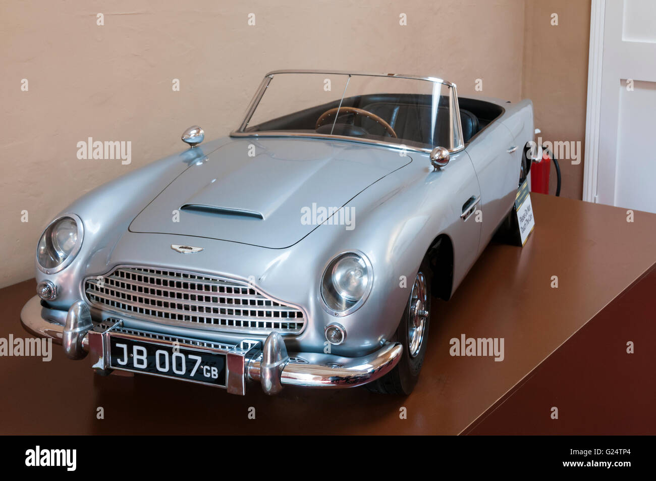 Réplique du modèle Aston Martin de James Bond a fait pour le prince Andrew en 1966. Tous les détails dans la description. Banque D'Images