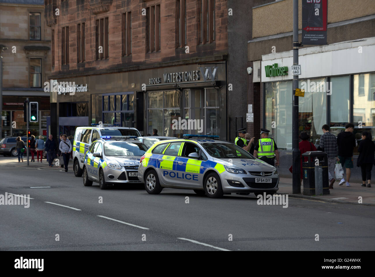 La patrouille de police sur trois véhicules de police enquêter sur un incident dans le West End de Glasgow, Ecosse, Royaume-Uni. Banque D'Images