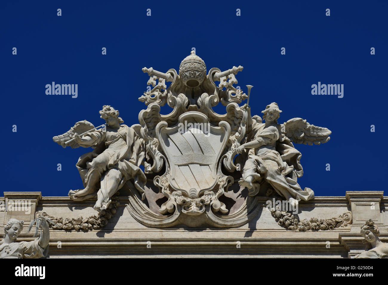 Emblème du pape Clément XII parmi les anges avec des trompettes, au sommet de la fontaine de Trevi à Rome Banque D'Images