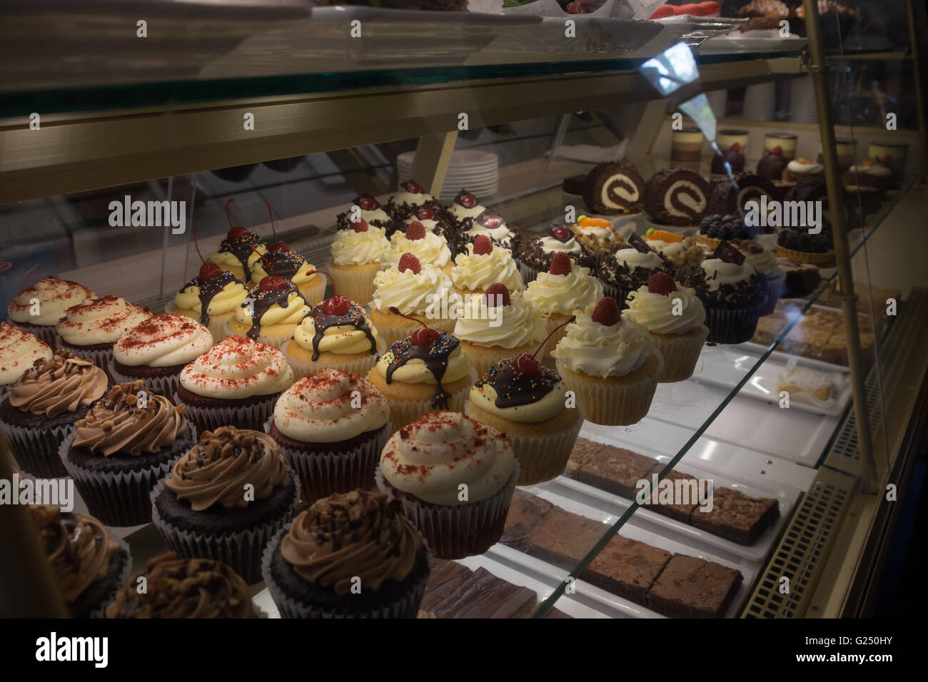 Des petits gâteaux et autres produits de boulangerie en exposition dans un centre-ville de Grand Rapids, Michigan boulangerie. Banque D'Images