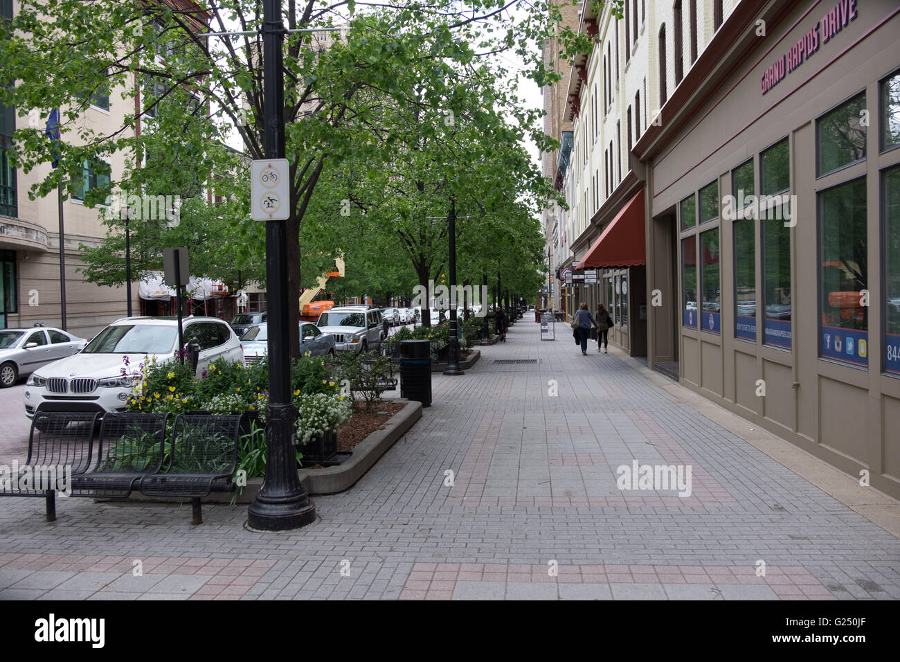 Niveau de l'oeil Vue sur rue du centre-ville de Grand Rapids, Michigan le début d'une après-midi de printemps. Banque D'Images