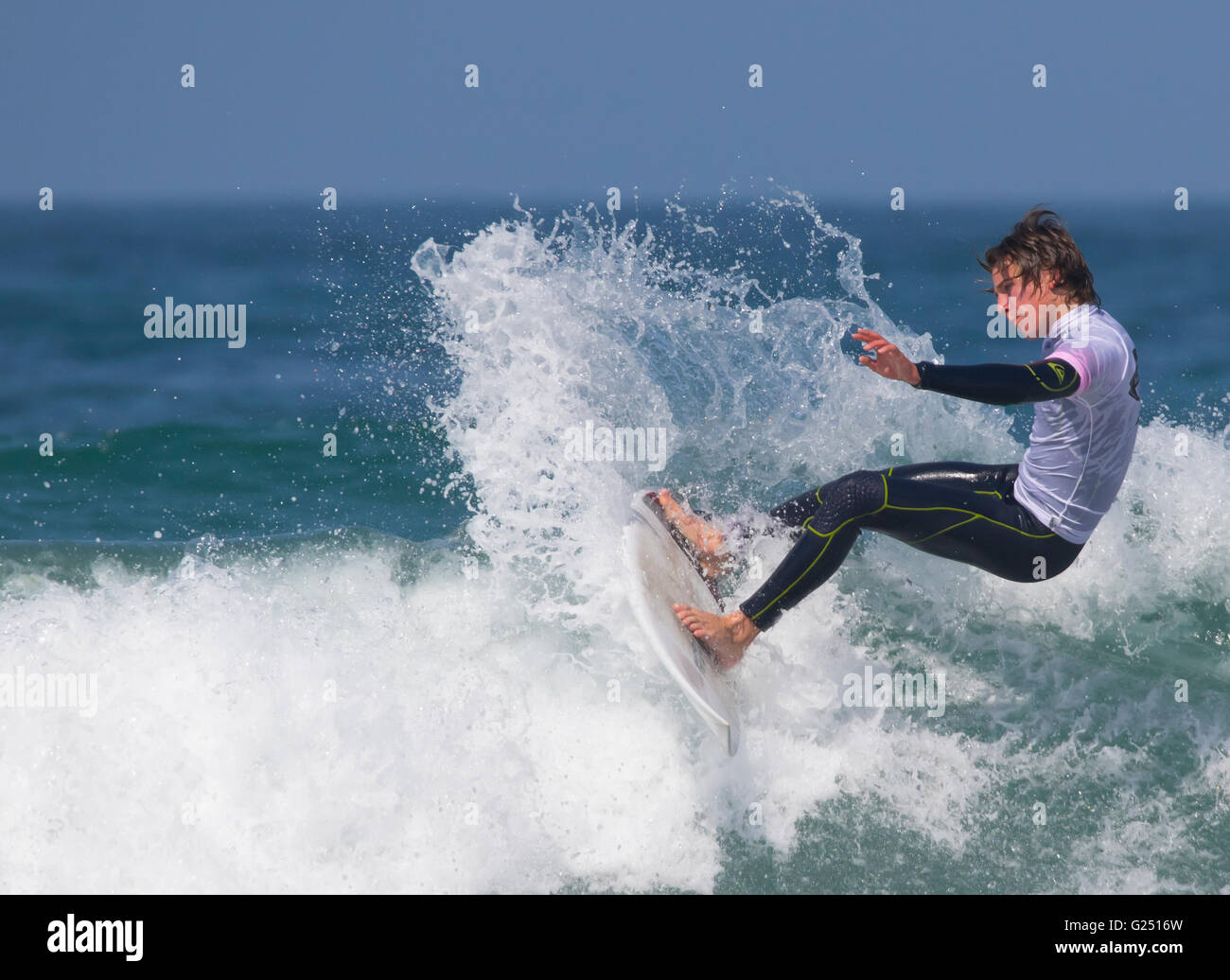 La capture d'un surfeur vague à St.Ouens,plage,Jersey Channel Islands. Banque D'Images