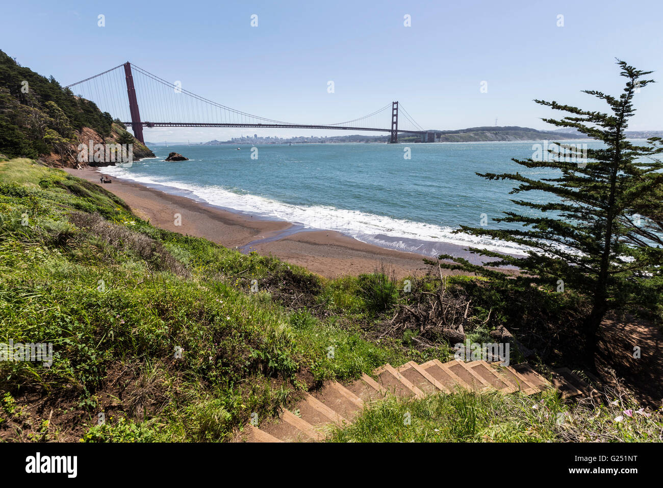 Sentier de randonnée de la baie de San Francisco et beach cove avec vue sur le Golden Gate Bridge dans le Golden Gate National Recreation Area. Banque D'Images