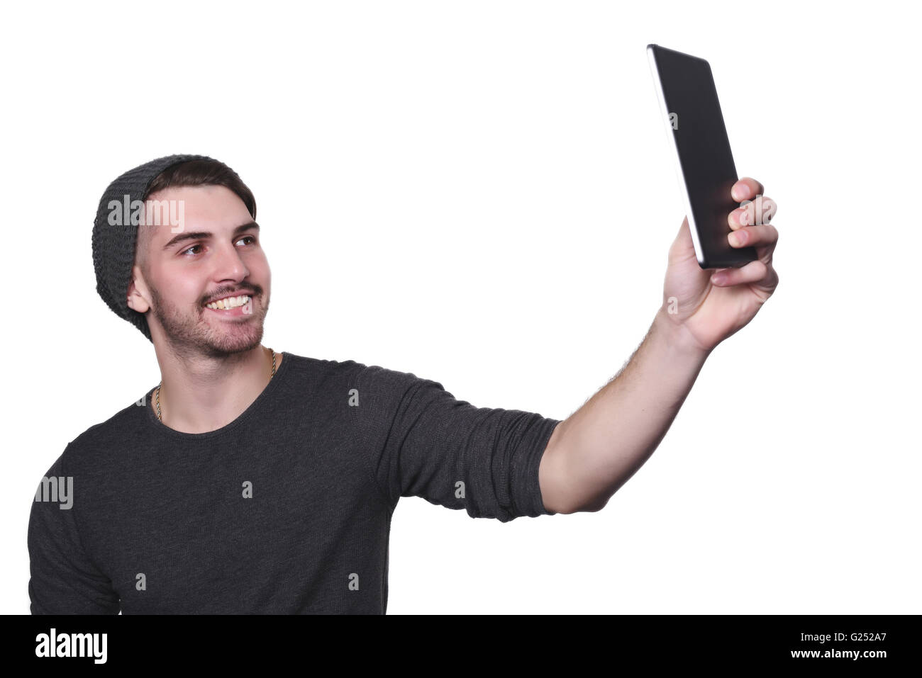Portrait of attractive young man taking tablet selfies avec. Isolé sur fond blanc. Banque D'Images