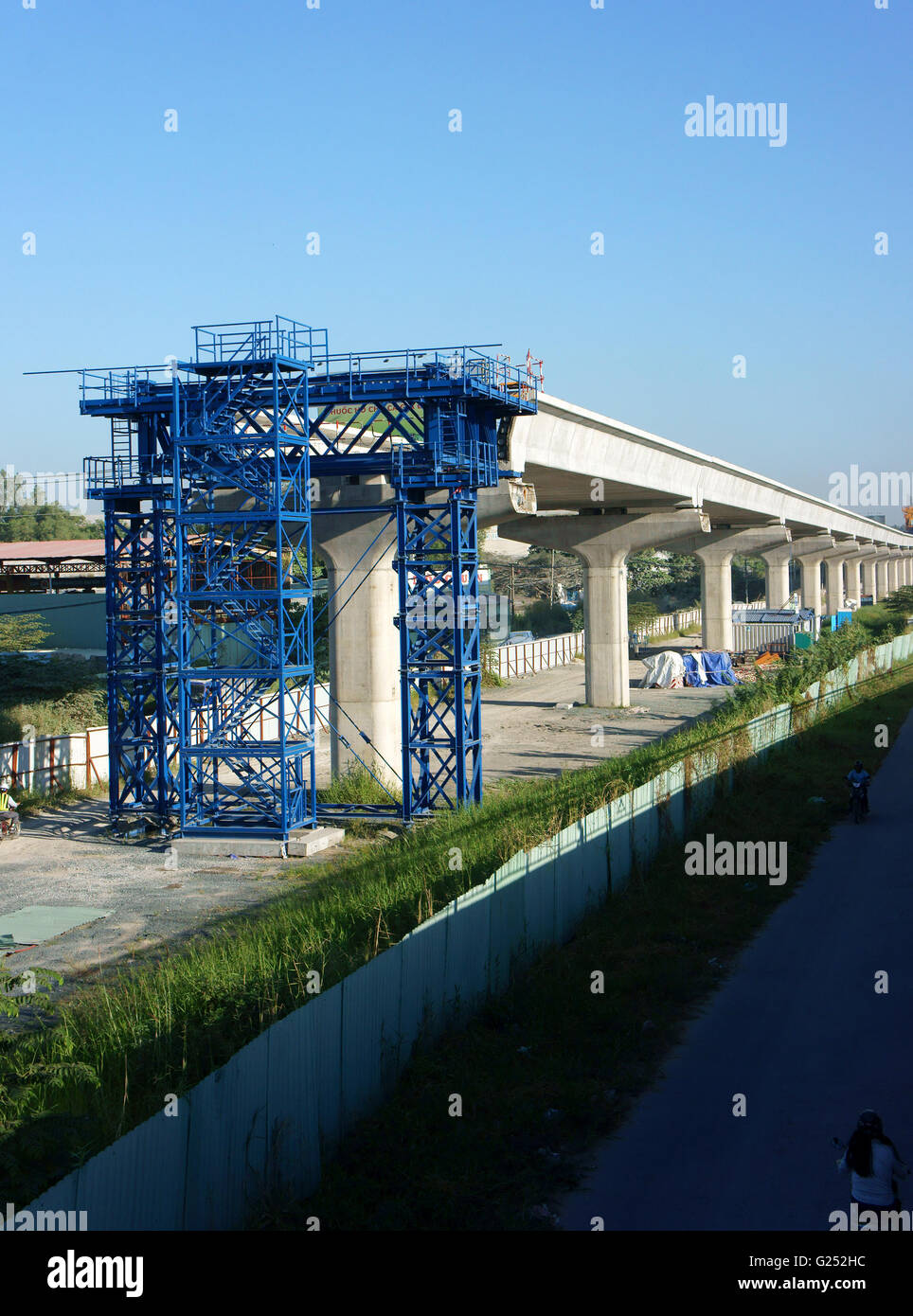 HO CHI MINH ville, VIET NAM, Groupe d'ouvrier en Asie pont roulant au projet de métro, chemin de fer des frais généraux Banque D'Images