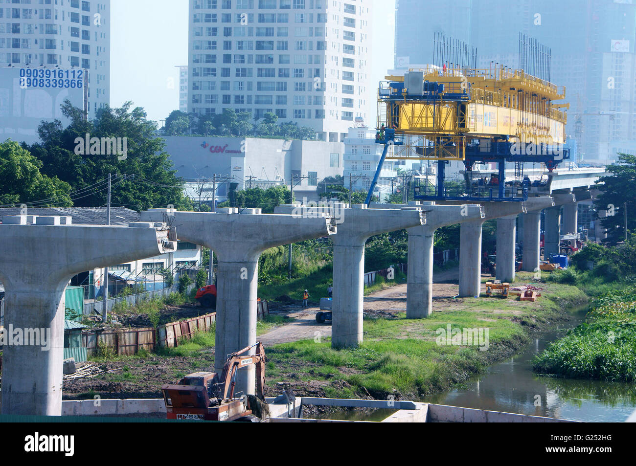 HO CHI MINH ville, VIET NAM, Groupe d'ouvrier en Asie pont roulant au projet de métro, chemin de fer des frais généraux Banque D'Images