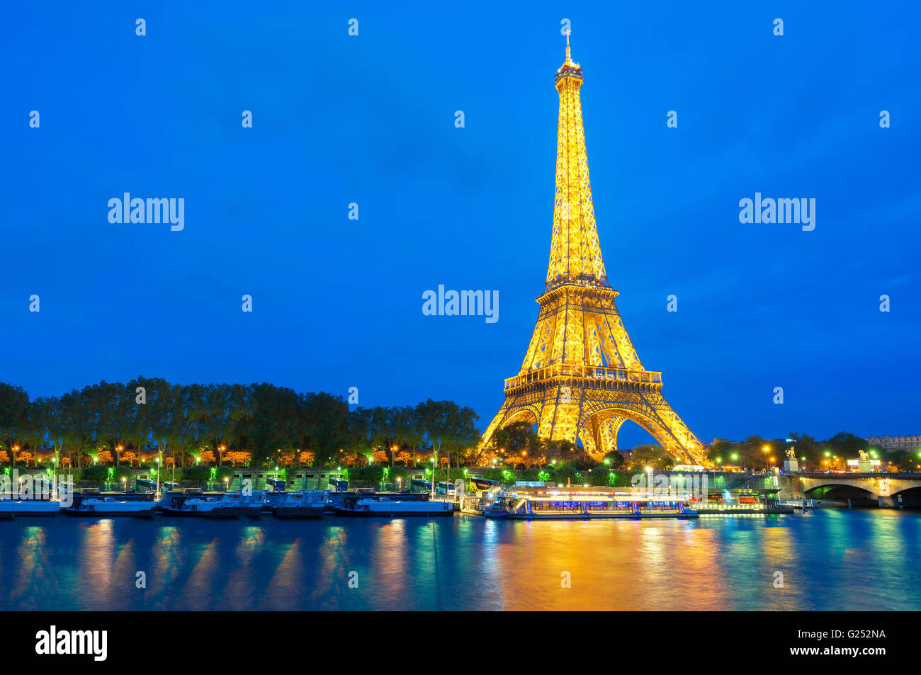 Belle vue sur la Tour Eiffel illuminée au crépuscule, Paris, France Banque D'Images