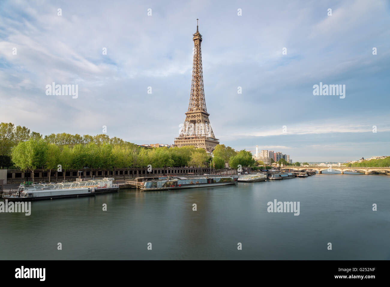 La Tour Eiffel, de la Seine à Paris, France Banque D'Images