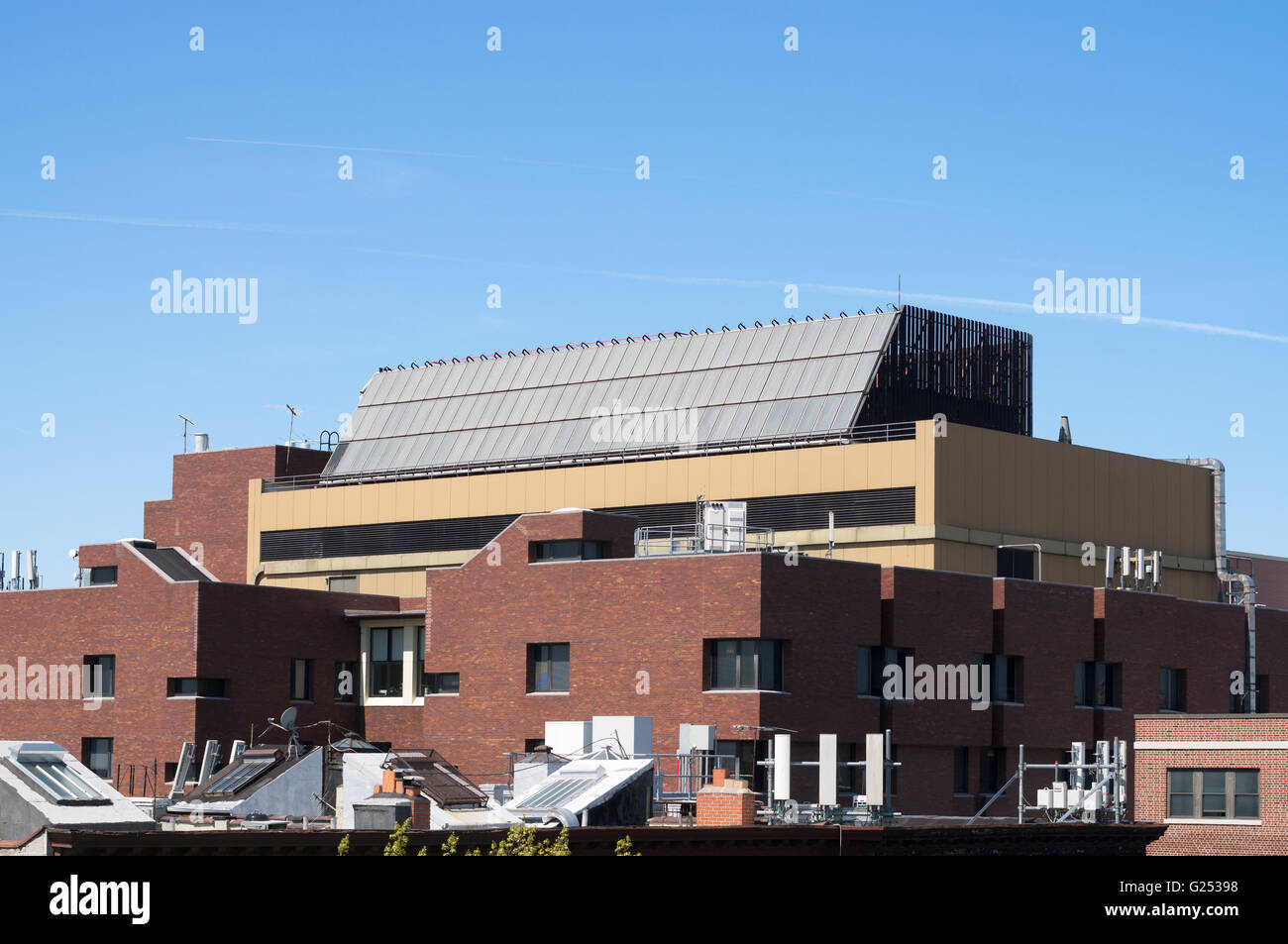 Une gamme de panneaux solaires thermique au-dessus de New York Methodist Hospital, Brooklyn, New York, USA Banque D'Images