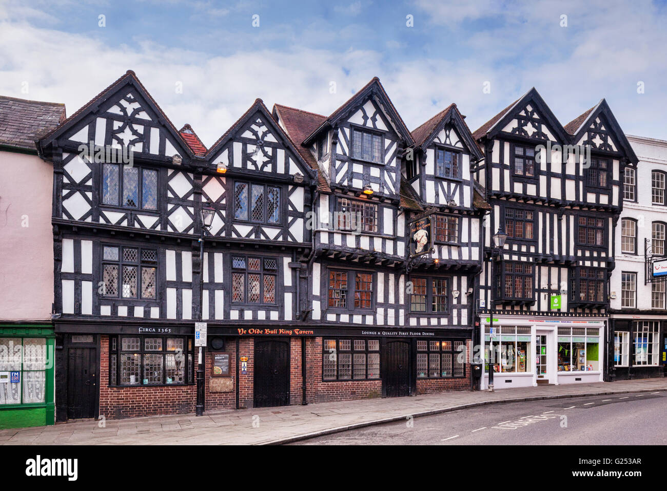 Le Old Bull Ring Tavern et bâtiments historiques voisins dans la région de Ludlow, Shropshire, Angleterre. Banque D'Images