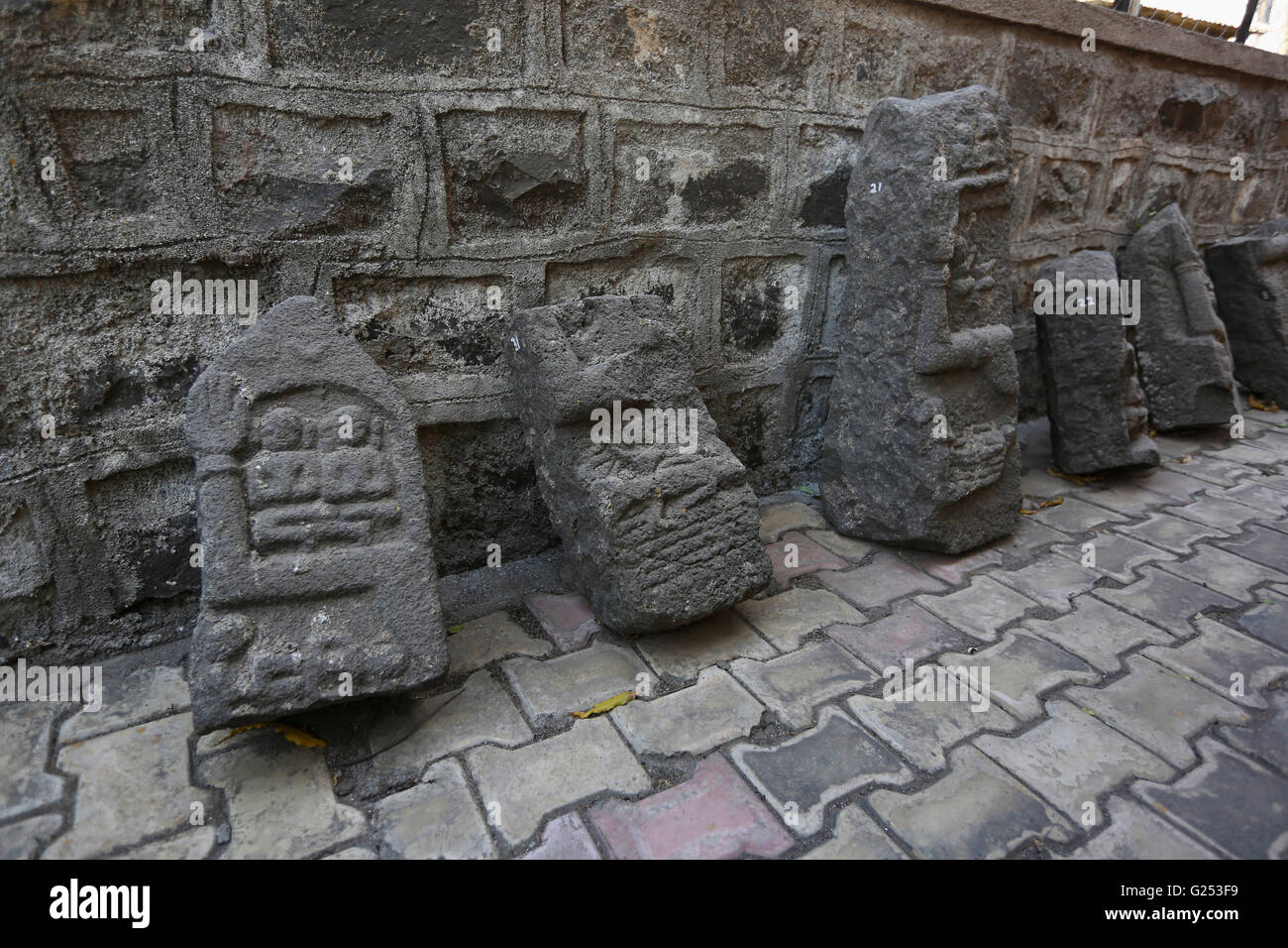 Statues sculptées en pierre affiche dans Mahur Mahur, Musée du Village, Maharashtra, Inde Banque D'Images