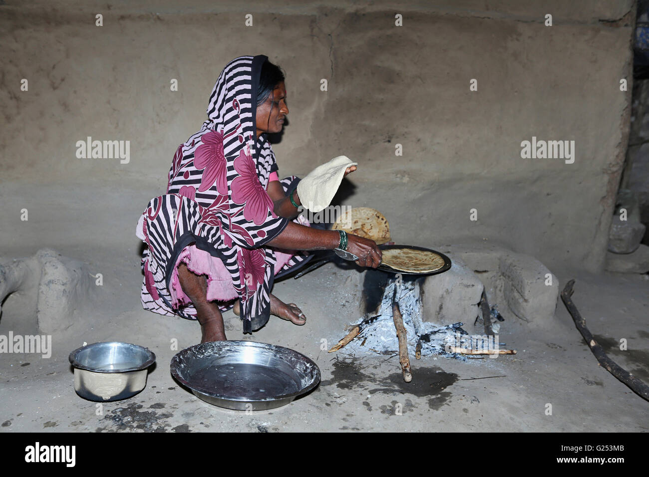 PRADHAN TRIBU - Femme faisant jawar rotis (Bhakri). Pradhan Boti Village, Kalam Taluka, Maharashtra en Inde Banque D'Images