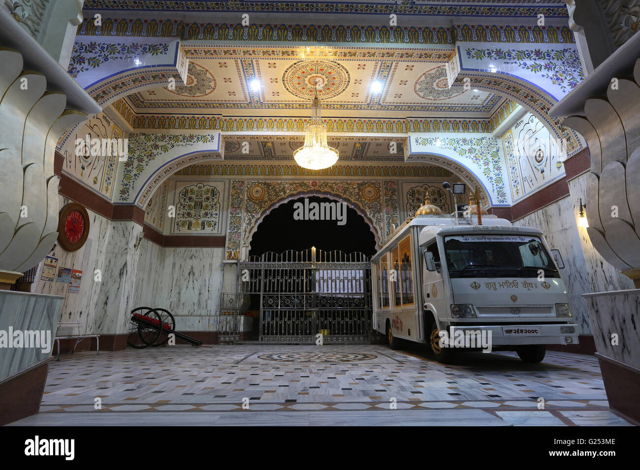 Entrée privée, Takhat Sachkhand Abchalnagar Shri Hazur Sahib Gurudwara à Nanded Ville, Maharashtra en Inde Banque D'Images