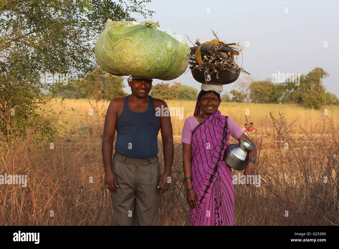 ANDH TRIBU - Couple avec charge sur la tête. ( Dahivad Paluwadi Moje ) Village, Maharashtra, Inde Banque D'Images