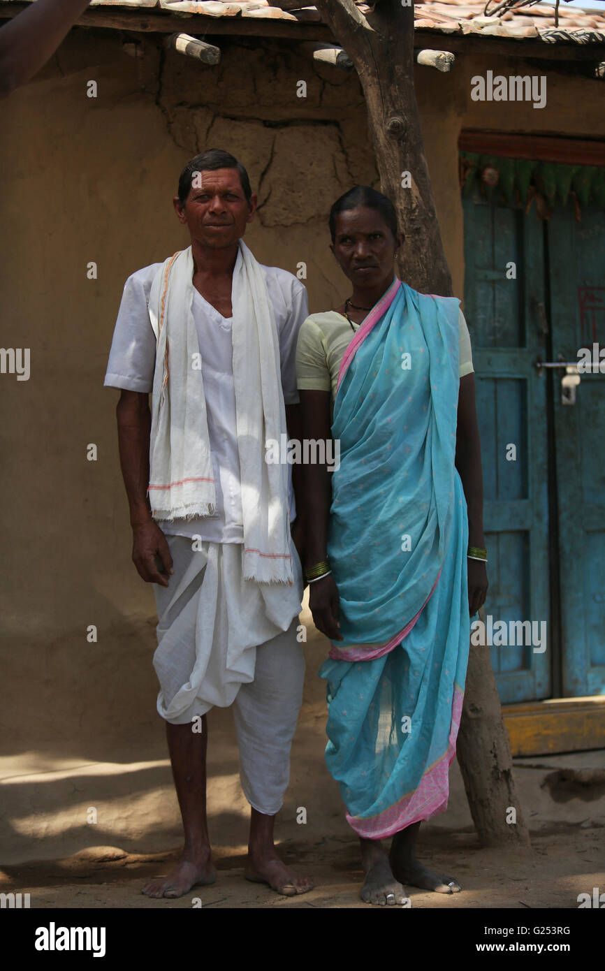 KOLAM - couple tribal tribu à l'extérieur de maison. Sonapur Village - Post - Mandawa, Maharashtra en Inde Banque D'Images