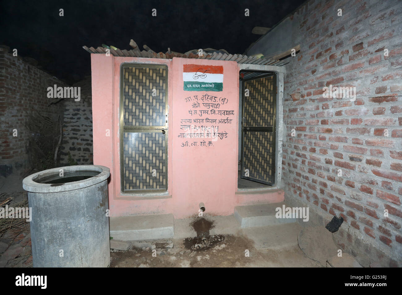 ANDH - village indien de la tribu des toilettes. ( Dahivad Paluwadi Moje ) Village de Maharashtra en Inde Banque D'Images
