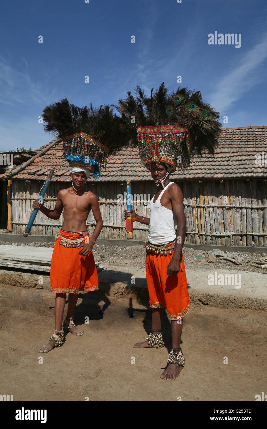 KOLAM - tribu Tribal People performing Dandari dance . Village Sonapur, Post - Mandawa, Maharashtra en Inde Banque D'Images