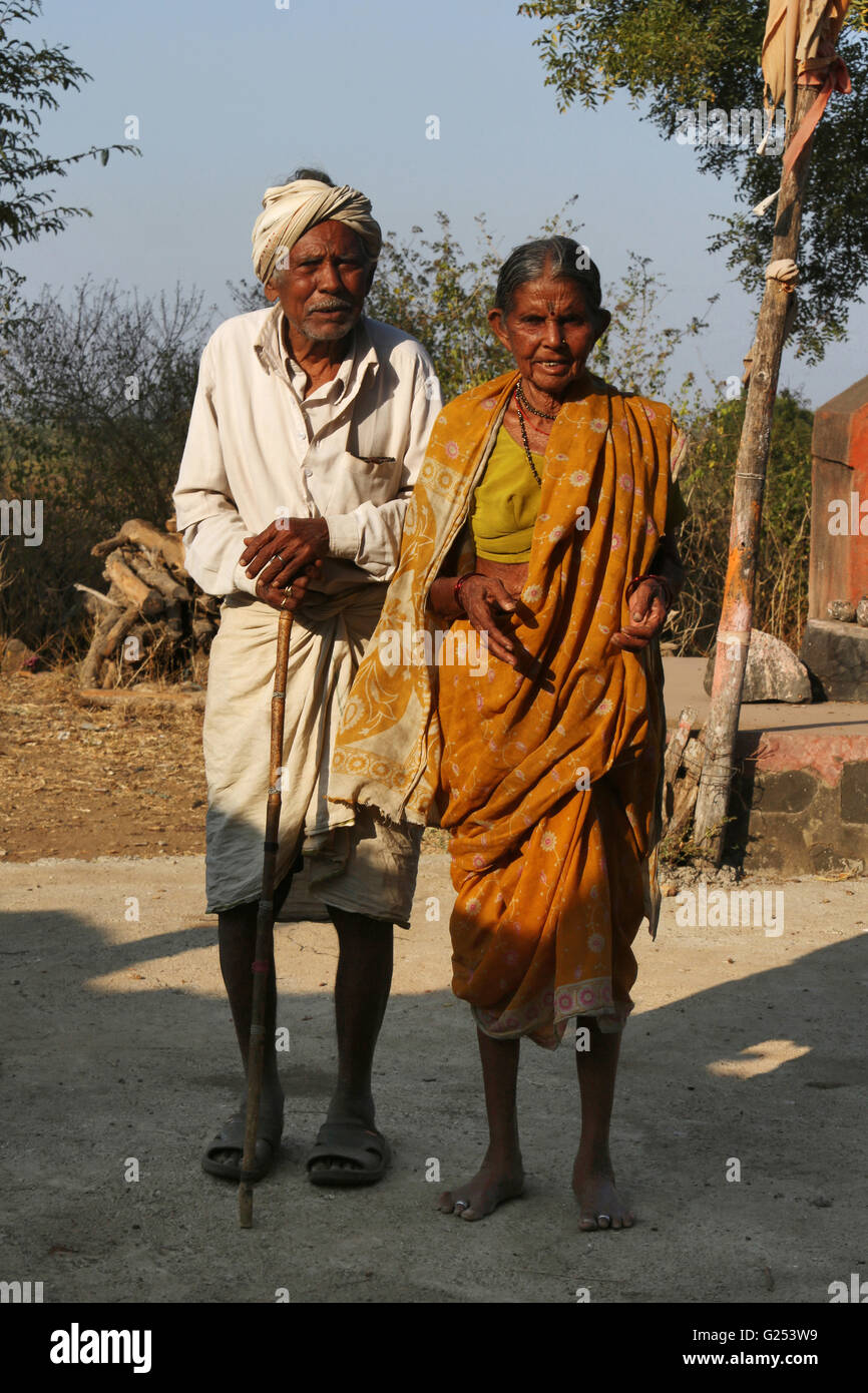 PARDHI Tribu - Vieux couple debout. Yawatmal Ganeshpur village, District, Maharashtra, Inde Banque D'Images