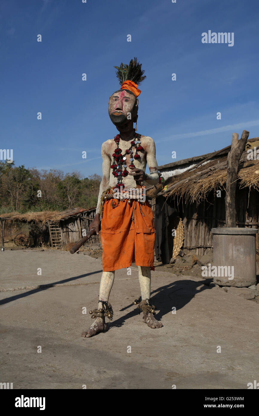 KOLAM TRIBU - Ghusadi homme portant un masque en bois. Shiv Shakti Nagar, Gongarwadi, Maharashtra en Inde Banque D'Images
