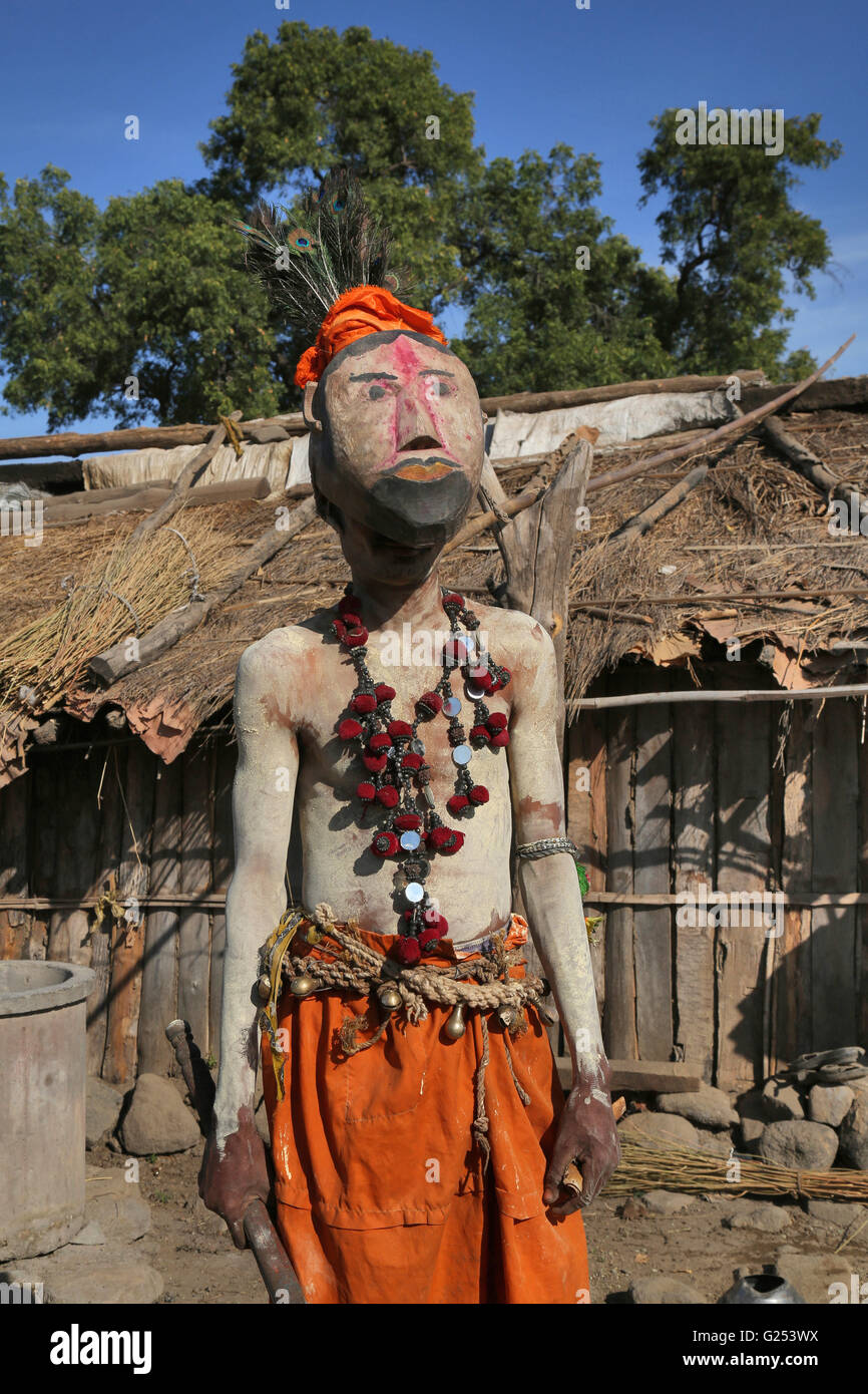 KOLAM TRIBU - Ghusadi homme portant un masque en bois. Shiv Shakti Nagar, Gongarwadi, Maharashtra en Inde Banque D'Images