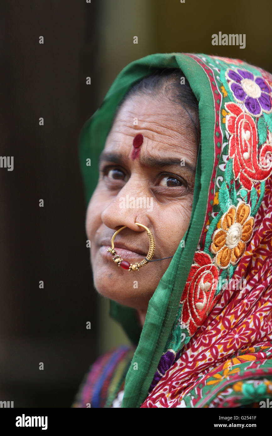 Caste Mathura - Femme avec de l'or anneau dans le nez. Semadoh Melghat Village, district, Amrawati - Maharashtra en Inde Banque D'Images