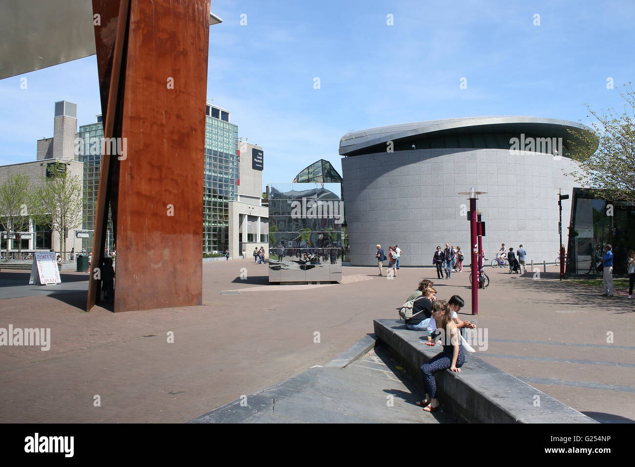 Les touristes se reposer près de la nouvelle entrée du musée Van Gogh au Museumplein (Place des musées), Amsterdam, Pays-Bas. Banque D'Images