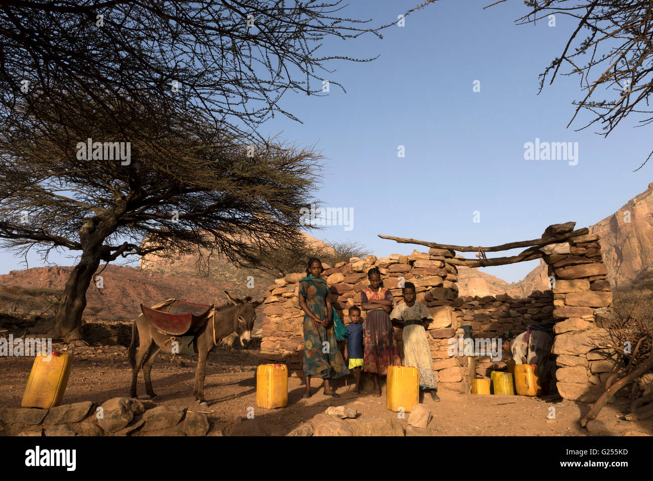 La famille locale la collecte de l'eau au puits Gheralta, Ethiopie Banque D'Images