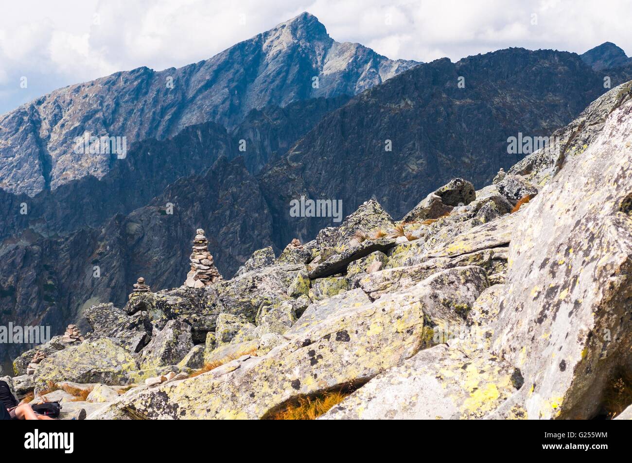 Vue des montagnes de Solisko à Hautes Tatras en Slovaquie. Style zen empilées rochers en premier plan Banque D'Images
