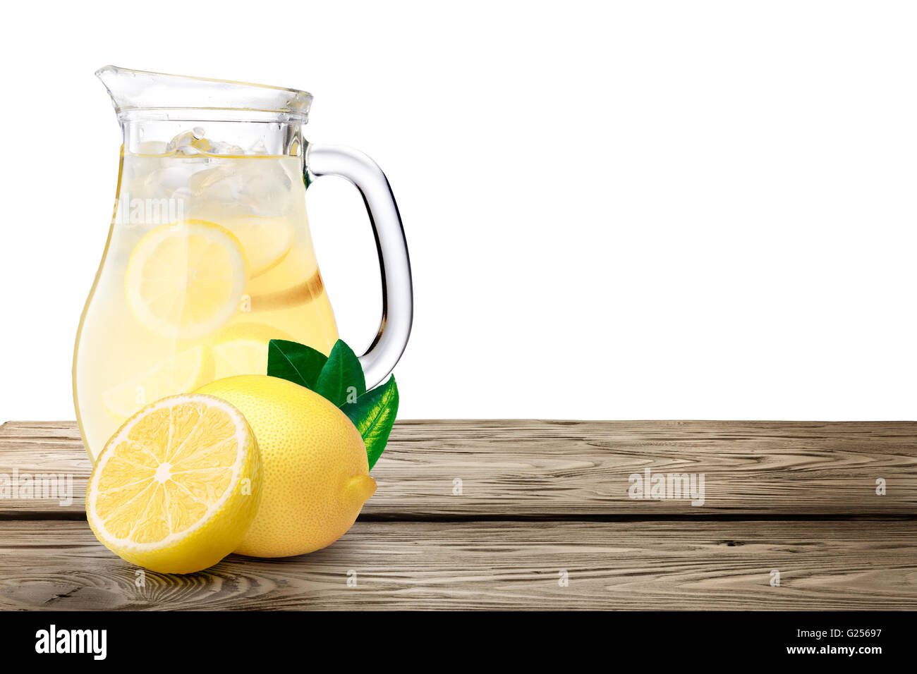 Lemonade pitcher de citrons sur table en bois. Chemins de détourage, l'infinie profondeur de champ Banque D'Images
