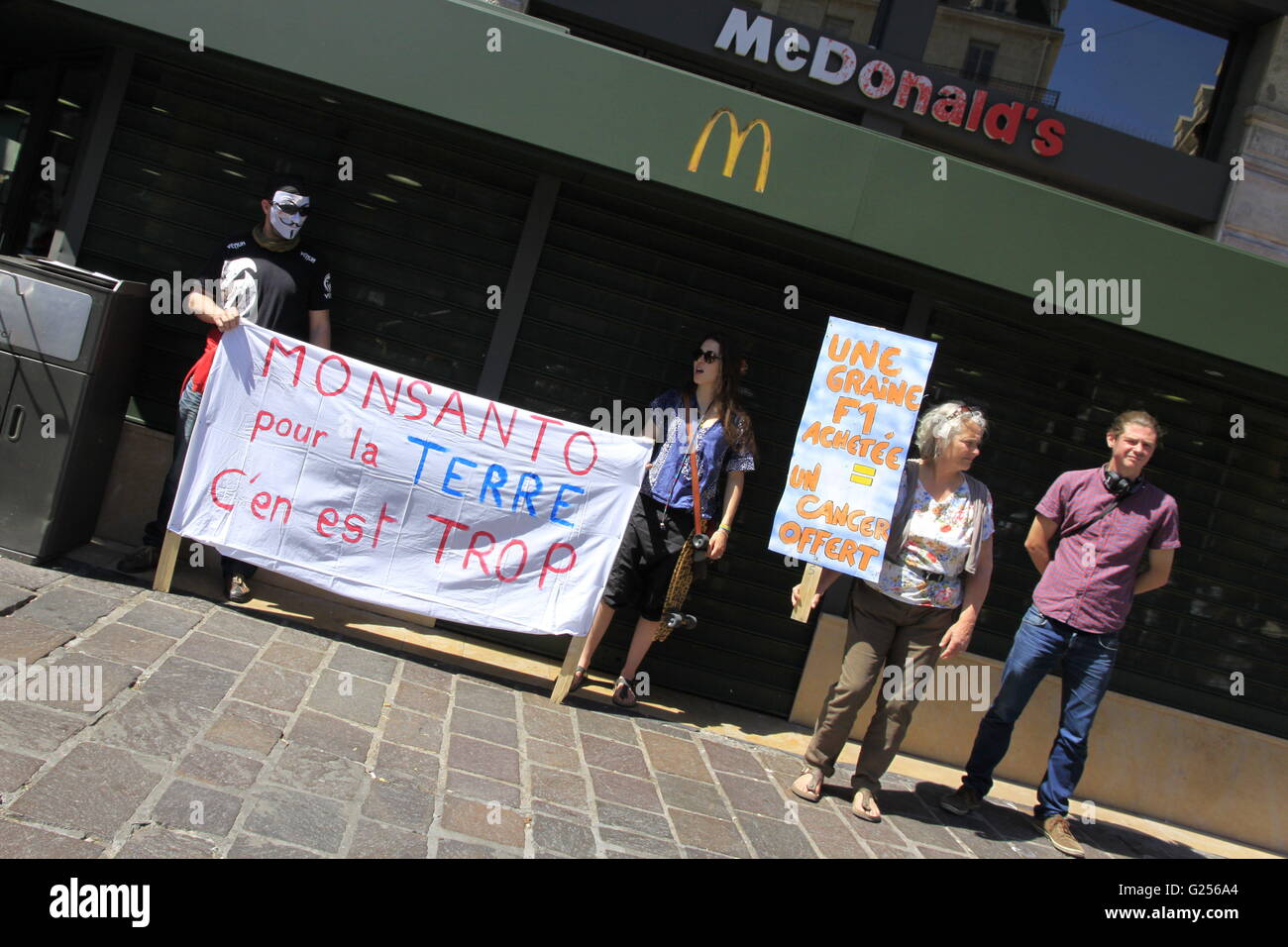 Marche mondiale et manifestation contre Monsanto, contre les organismes génétiquement modifiés (OGM) contre la disparition des abeilles Banque D'Images