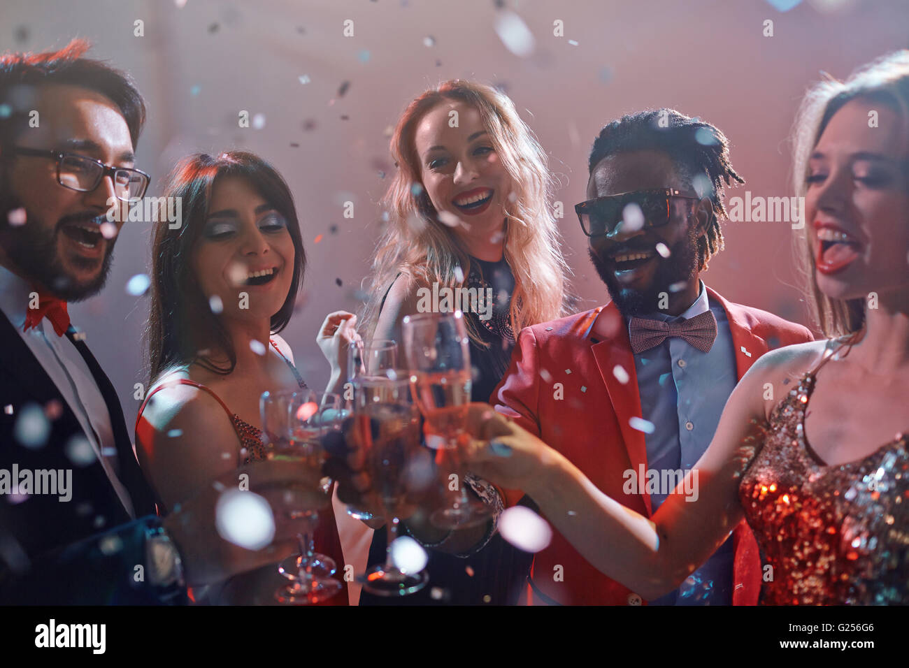 Trinquer avec champagne Banque D'Images Trinquer avec champagne Banque D'Images