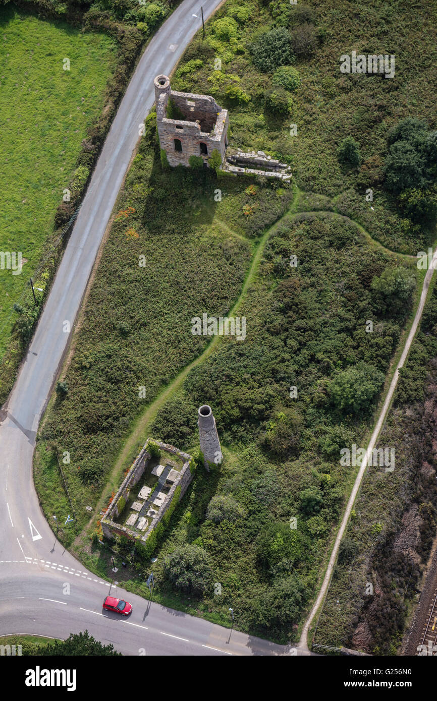 Vue aérienne d'une mine d'étain à l'abandon de bâtiments à Cornwall, le sud-ouest de l'Angleterre Banque D'Images