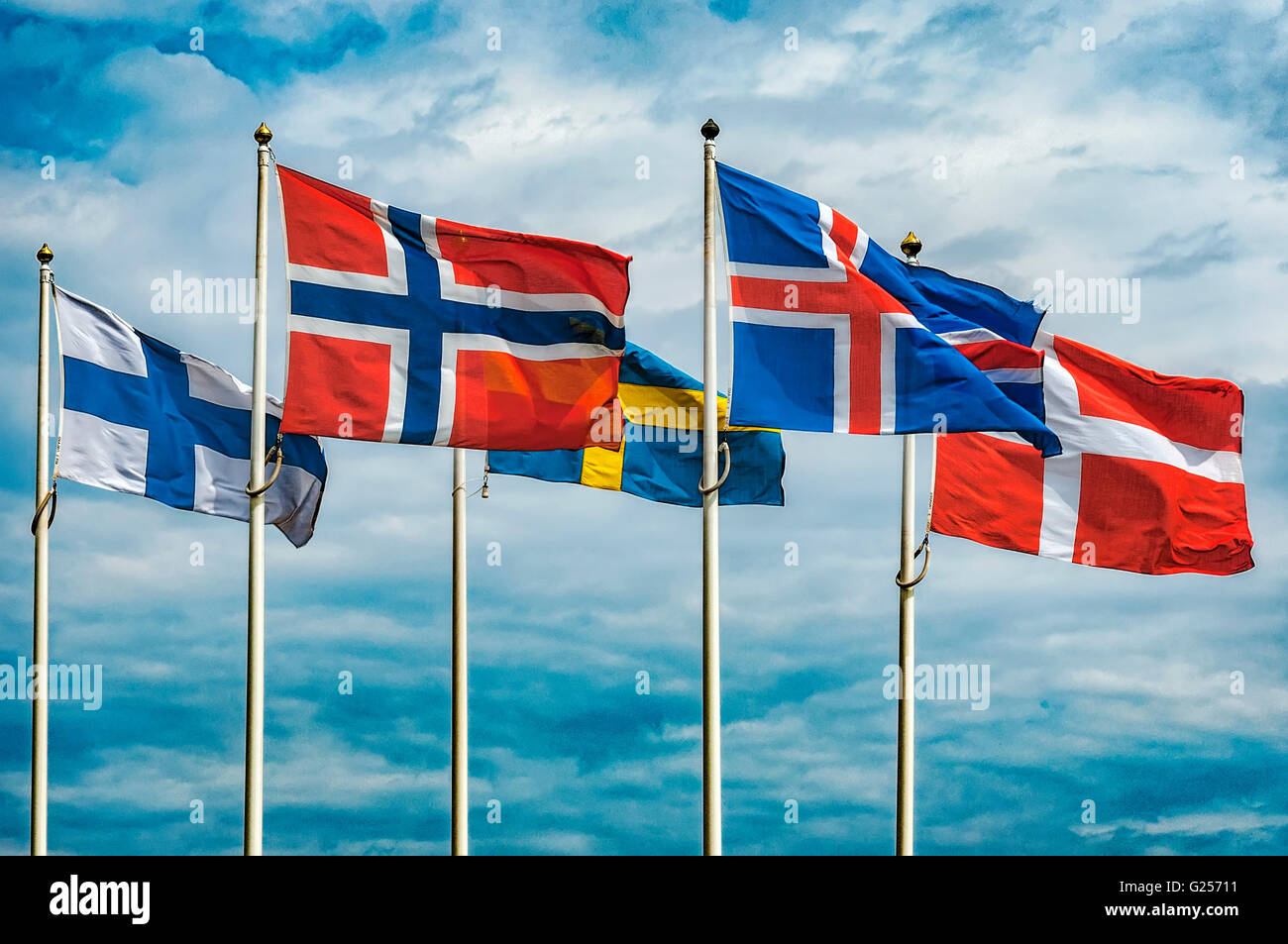 Les drapeaux des pays de Scandinavie forme dans le ciel d'une belle journée d'été. Banque D'Images