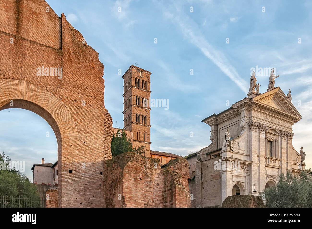 Santa Francesca Romana, précédemment connu sous le nom de Santa Maria Nova, est une église de Rome, Italie, situé près du Forum romain dans e Banque D'Images