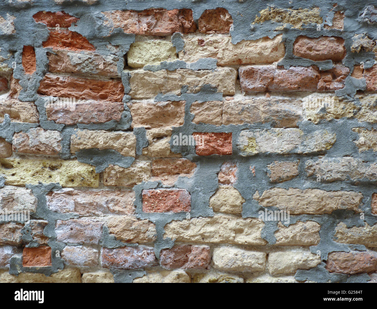 Vieux mur de briques avec mortier nouveau Banque D'Images