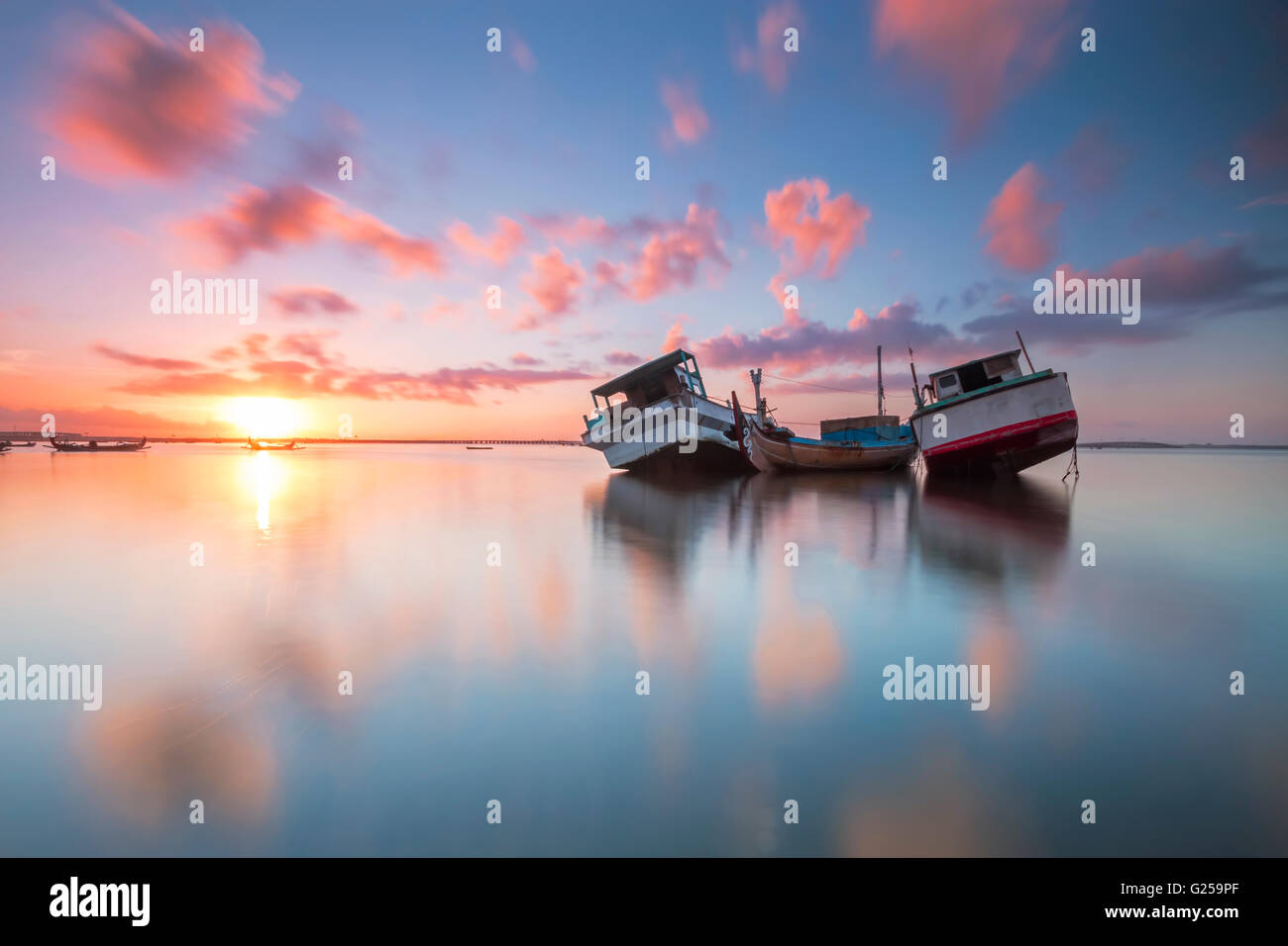 Les bateaux de pêche ancrés, plage de Tuban, Bali, Indonésie Banque D'Images