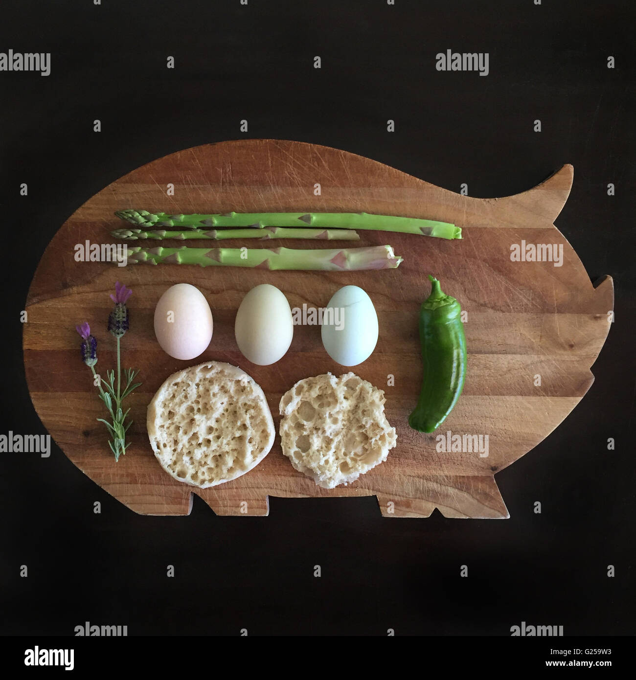 Les asperges, le piment, les œufs et un muffin en forme de cochon à découper Banque D'Images