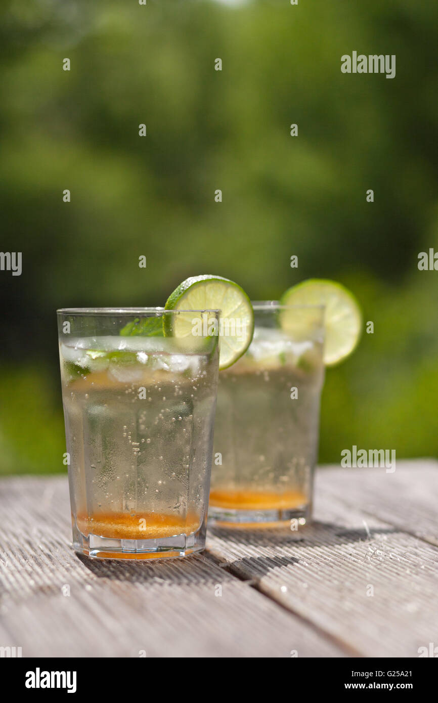 Deux verres d'eau pétillante avec des tranches de citron vert Banque D'Images