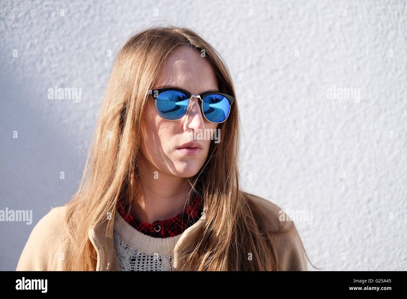 Portrait d'une femme portant des lunettes de soleil Banque D'Images
