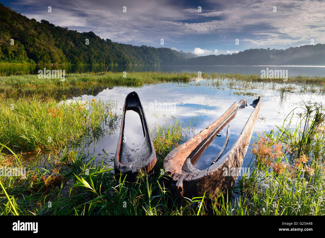 Sur le lac, les bateaux en bois, la communauté de Tamblingan Denpasar, Bali, Indonésie Banque D'Images