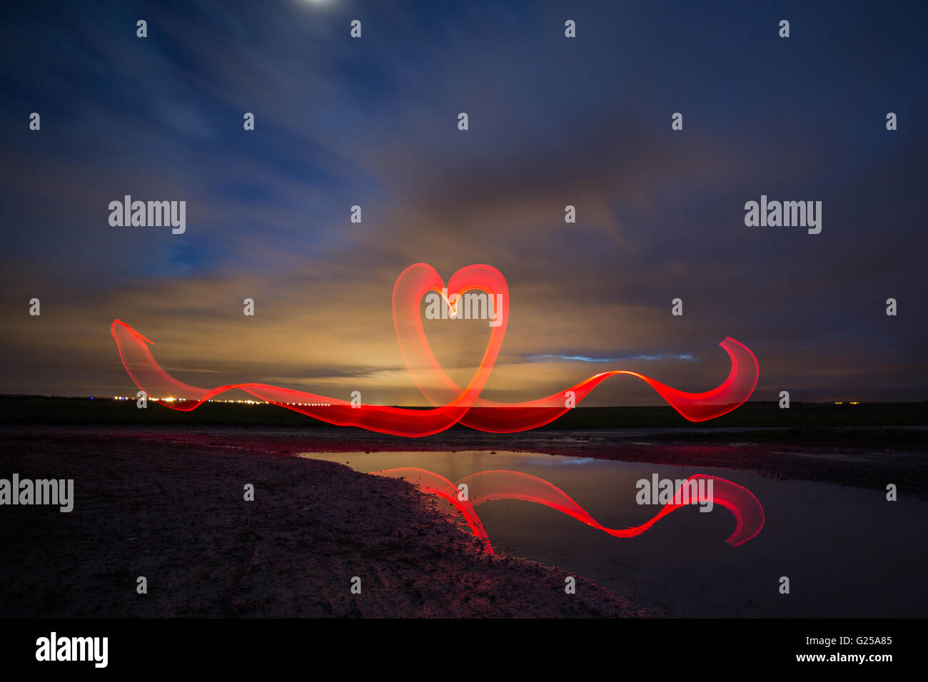 Forme de coeur rouge Sentier lumineux dans la nuit Paysage, France Banque D'Images