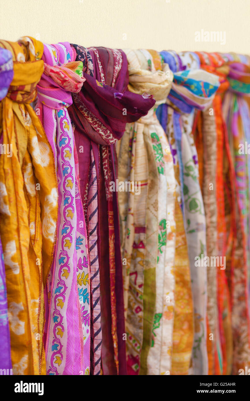 Gros plan des foulards multicolores suspendus sur le rail Photo Stock -  Alamy
